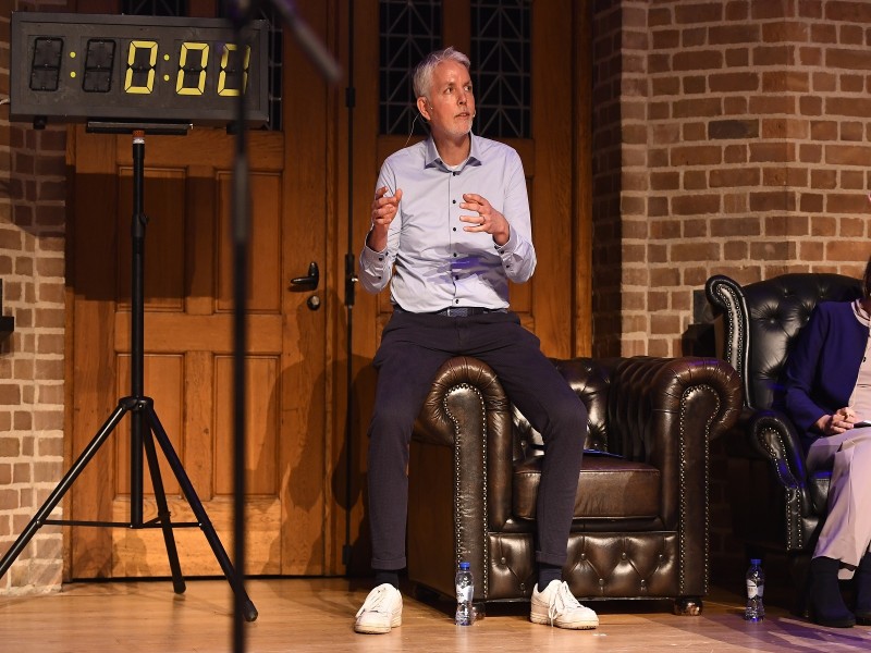 Erik Lenselink op de stoelleuning van zijn comfortabele stoel.