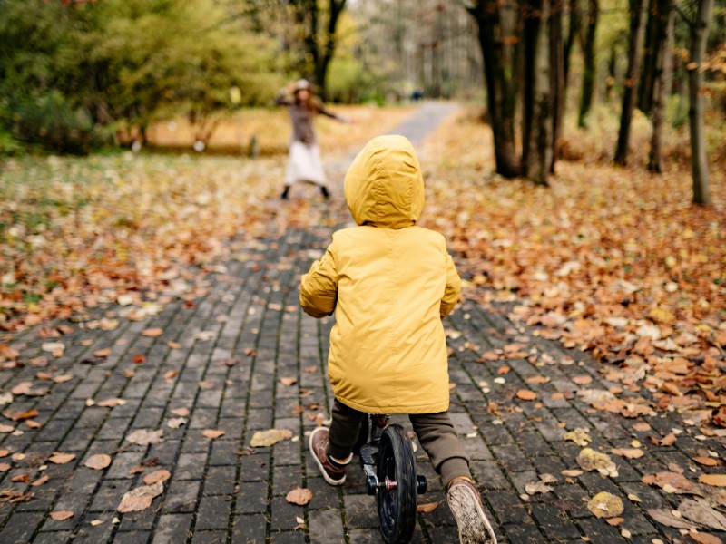 kind fietst