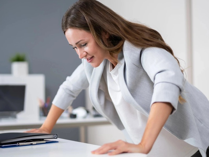 Vrouw beweegt meer tijdens werkdag