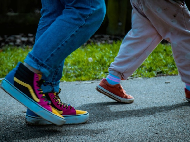 Lopende mensen op hippe sneakers