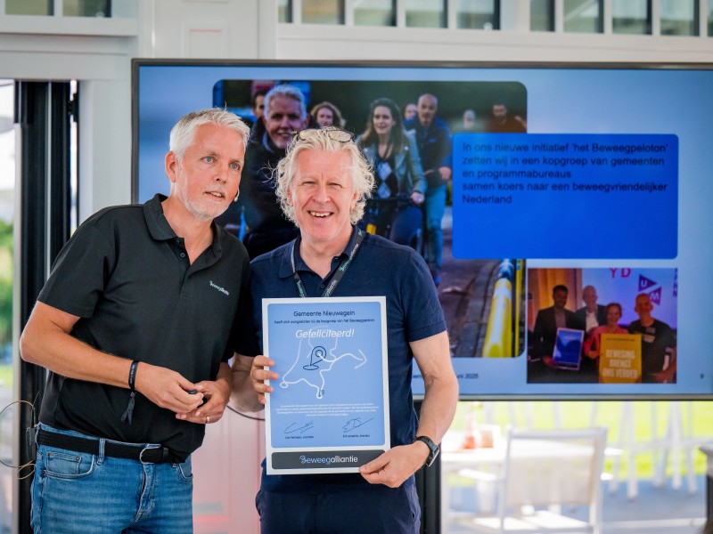Uitreiking oorkonde Beweegpeloton gemeente Nieuwegein