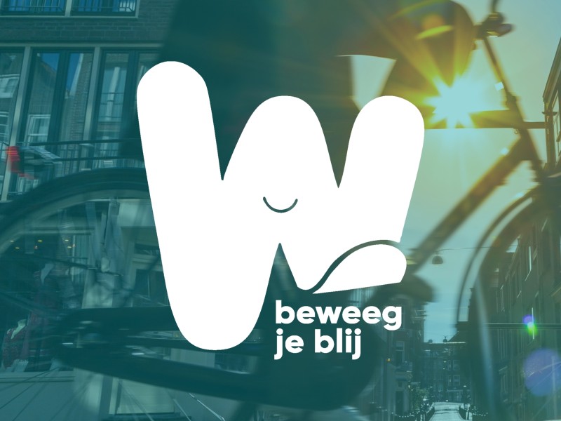 Logo Beweeg je Blij campagne met fiets op de achtergrond