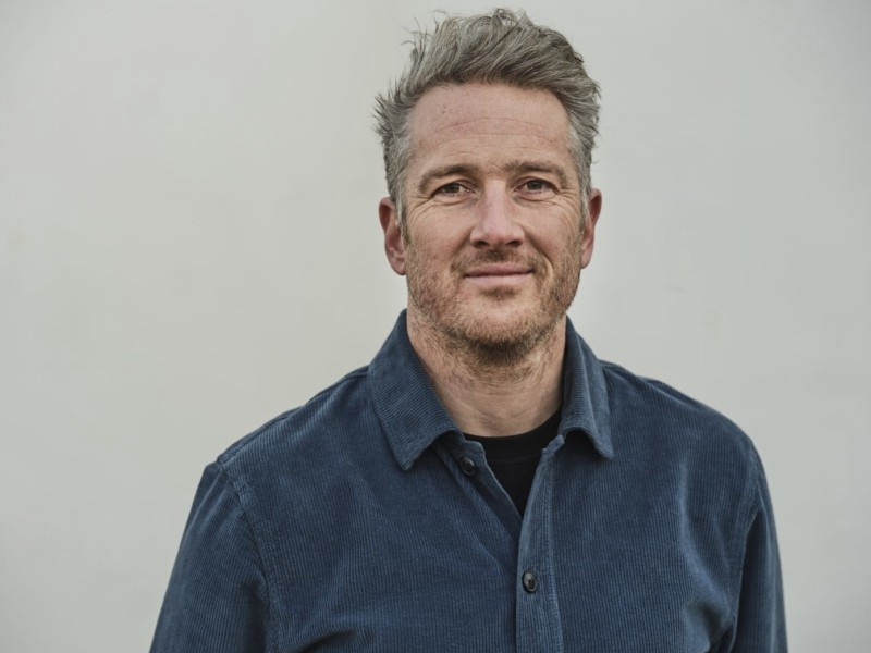 Foto van Thijs van Spaandonk in blauw overhemd.