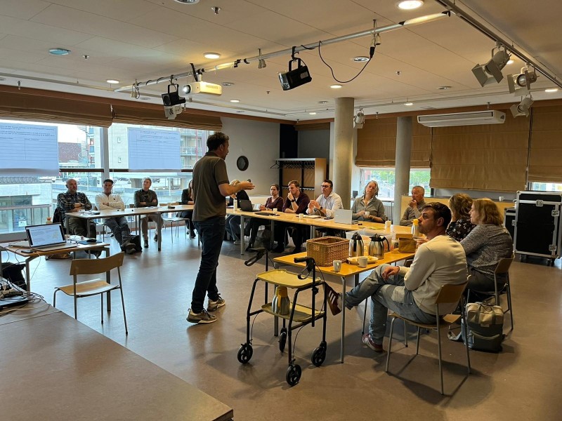 Vergaderzaal gemeente Almelo met mensen in een kring