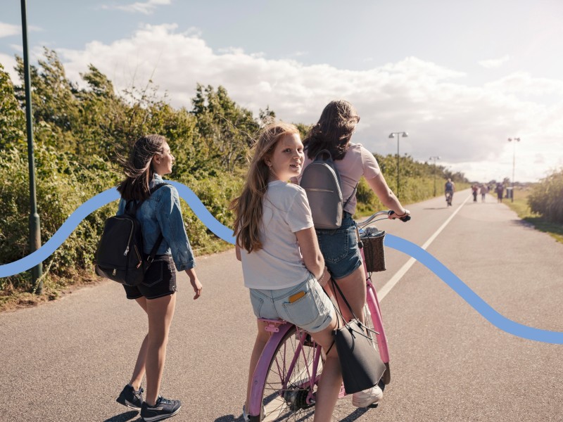 meiden op een fiets en skateboard