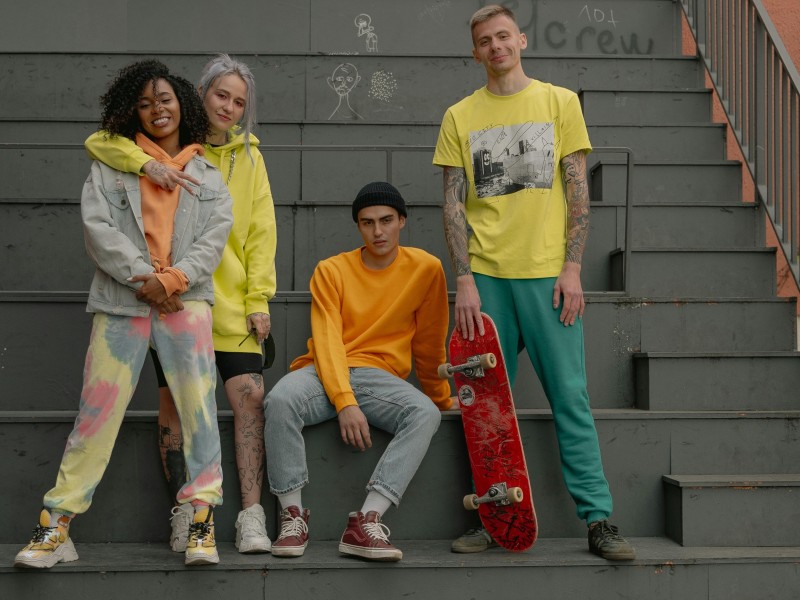 jongeren op trap bij skatebaan