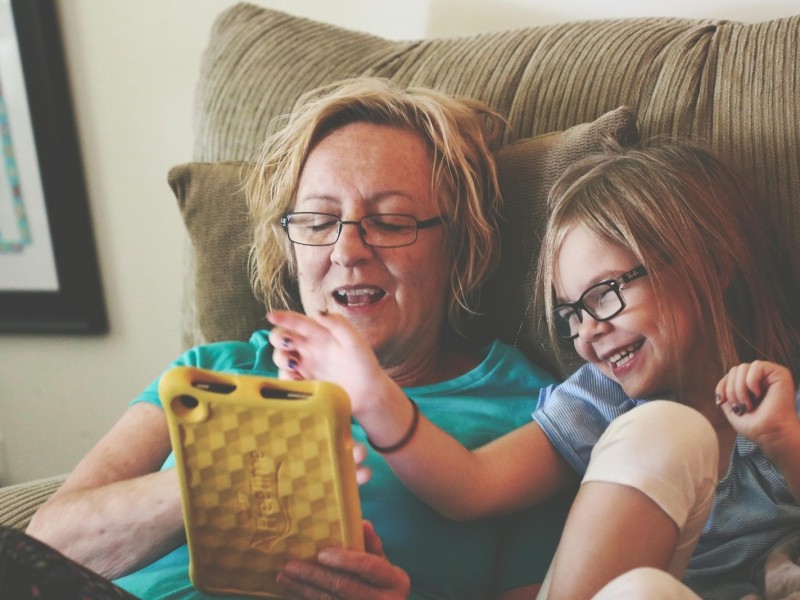 meisje op tablet samen met oma