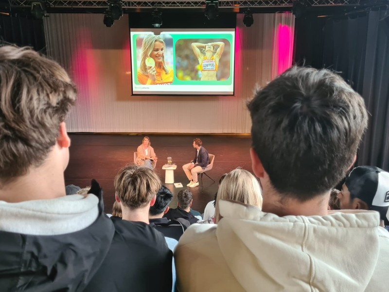 studenten luisteren naar dafne schippers