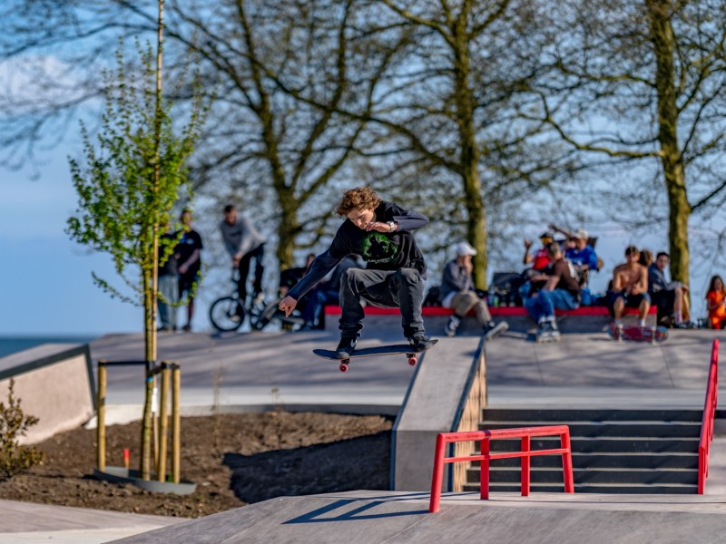 jongen aan het skaten in skatepark hoorn