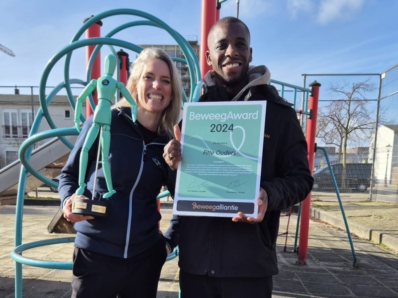 twee mensen houden bokaal en certificaat impactloket omhoog