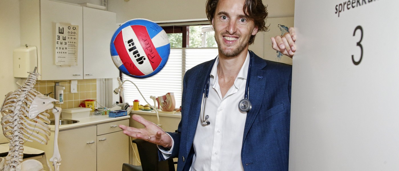 huisarts hugo rijken in zijn praktijk