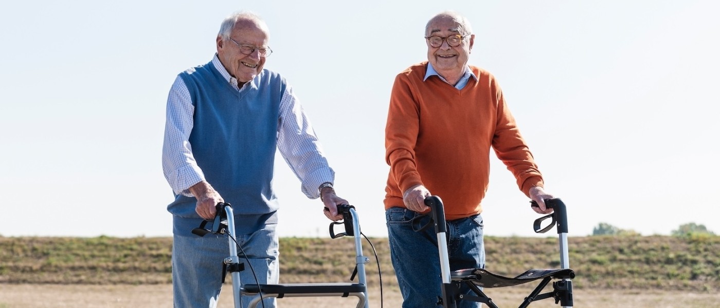 twee senioren aan het wandelen met hun rollators