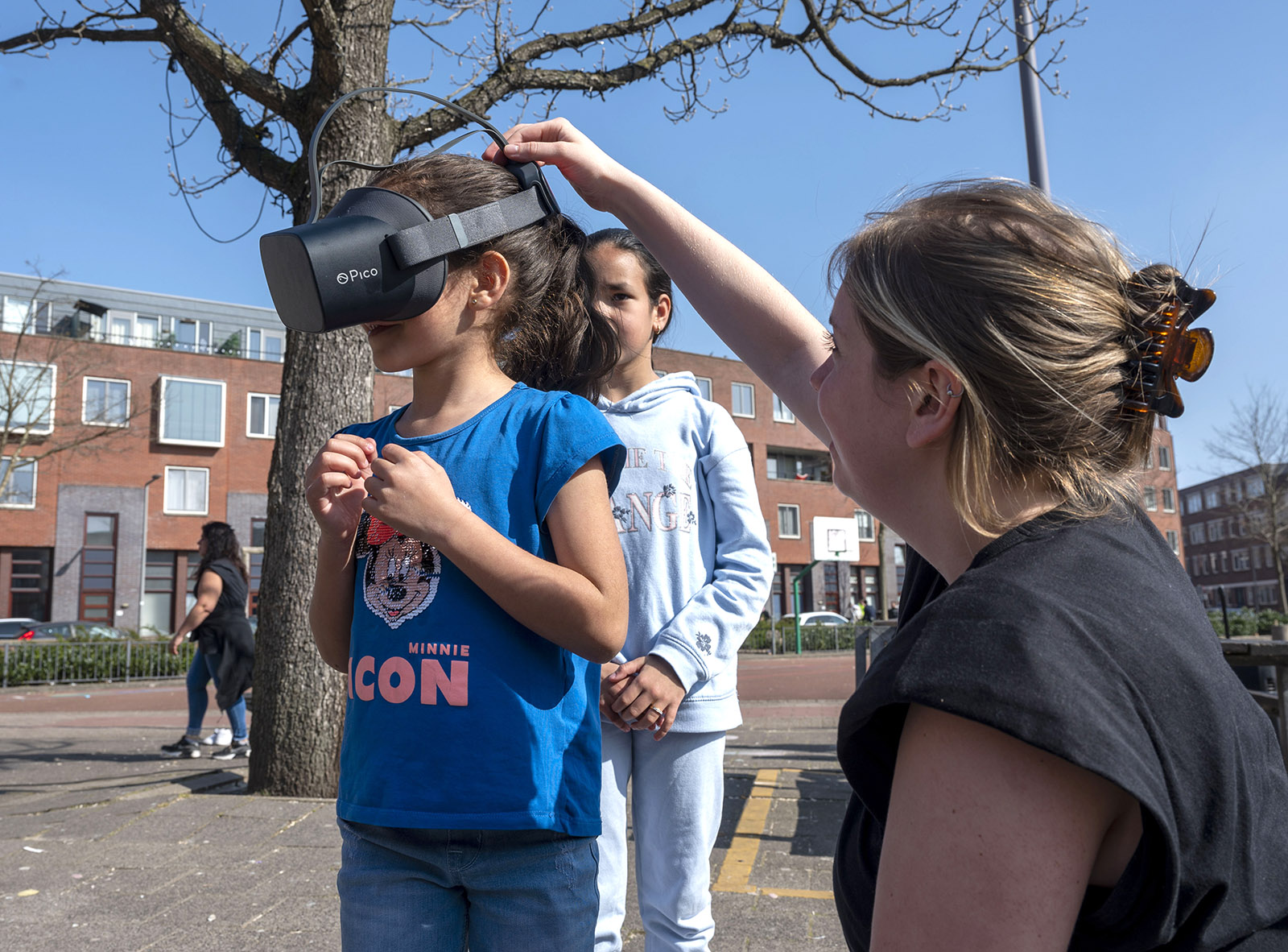 Bewoners kregen een voorproefje van het nieuwe plein met een VR-bril (fotograaf: Jan van der Ploeg)