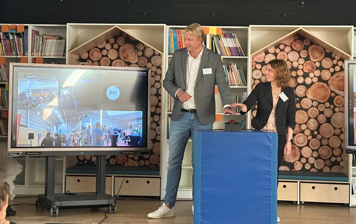 mensen op podium drukken op knop lanceren website