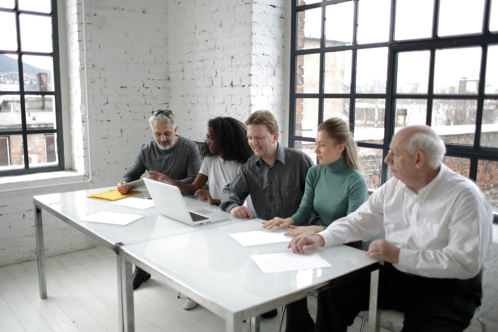 werkende mensen overleggen aan tafel
